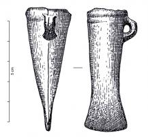 OMI-2006 - Hache à douille : type de Saint-James
bronze
Hache miniature (longueur entre 45 et 65 mm) à douille de section elliptique ou sub-circulaire, terminée par un bourrelet ; anneau latéral ; brusque élargissement du tranchant.