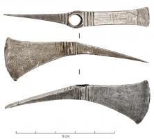 OMI-4017 - Outil miniature : dolabra
argent
Pioche-hache (dolabra) miniature en argent, avec incisions autour de l'œil d'emmanchement; manche court en fer, de section rectangulaire.