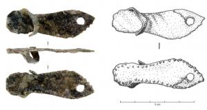 OMI-4018 - Sandale miniature
plomb
Sandale miniature, comprenant une semelle, avec l'indication en-dessous d'une ligne de clous sur tout le pourtour, et d'une sangle pour maintenir l'objet sur le coup-de-pied.