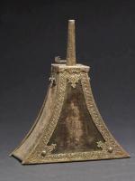 PAP-8001 - Poire à poudre sub-trapézoïdale
bois, cuir, fer
Boîtier en bois ou cuir gainé de métal (fer ou cuivre), parfois richement décoré sur une face (scène mythologique le plus souvent), dont les hauteurs latérales sont incurvées.