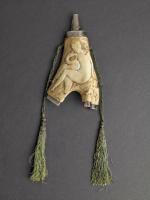 PAP-8002 - Poire à poudre bifide : bois de cerf
bois de cerf
Poire à poudre bifide façonnée dans un fragment de bois de cerf taillé (épois ?). La surface peut être brute ou richement décorée (scène mythologique). Les orifices sont fermées avec des bouchons métalliques.