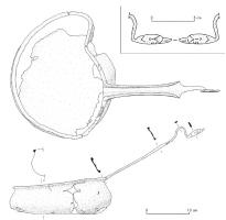 PAT-3004 - Patère/Poêlon de type Aylesford
bronze, plomb
Récipient à long manche horizontal et vasque basse arrondie, à panse parfois débordante, en forme de bourse.
La présence de supports en plomb fixés par brasure sur le fond est attestée sur les exemplaires les plus récents mais ne semble pas être systématique. En forme de coquillages, ils sont généralement au nombre de trois, bien qu'un poêlon sans provenance précise, conservé à Berlin, soit muni de quatre supports.
Le manche coulé avec la vasque est plat, bordé de deux moulures ornées de hachures incisées sur certains exemplaires. Il se prolonge par un crochet en S terminé par une tête d'anatidé.
