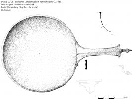PAT-3005 - Poêlon bipartite en alliage cuivreux
bronze
Le type n'est représenté pour lors que par un seul exemplaire. Il semble s'inspirer des poêlons italiques dits de type Aylesford mais est composé de deux éléments, vasque et manche, coulés séparément. 
La forme du manche évoque clairement les productions italiques, toutefois elle est terminée dnon pas d'un crochet à tête d'anatidé, mais d'une tête de bouc, dont le traitement et les yeux en amande évoquent clairement les productions celtiques.