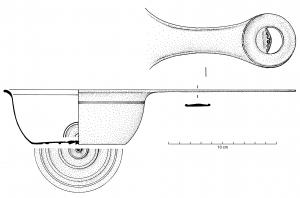 PAT-4009 - Patère de type Tassinari G.2200
bronze
Patère à vasque profonde, lèvre déversée et légèrement épaissie; fond plat mais creusé de cercles concentriques au tour; manche plat à terminaison ronde, percée d'une ouverture en croissant entourée de cercles concentriques.