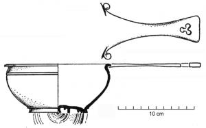 PAT-4014 - Patère
bronze
Patère à panse galbée, de profil sinusoïdal posé sur un pied annulaire, marqué au revers de profondes cannelures tournées; bord déversé; manche plat, terminé en queue d'aronde et percé d'une ouverture en forme de trèfle. Type fréquemment estampillé, à proxiité de l'ouverture du manche.