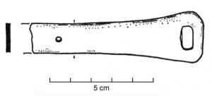 PAT-4017 - Patère
bronze
Patère dont la vasque est prolongée latéralement par un manche plat, à terminaison droite en queue d'aronde, perforée à son extrémité d'une ouverture rectangulaire.