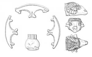 PAT-4040 - Patère de type Eggers 154-155
bronze
Patère à manche cannelé, coulée en deux parties, vasque et manche, fixés ensemble par brasure. Manche à terminaison zoomorphe, ici tête de bélier ; ombilic interne; fond plat ou pied annulaire. Variante équipée en face du manche d'un anneau fixé sur la panse par une attache brasée (figurant en général un chien couché, la tête entre les pattes).