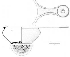 PAT-4049 - Patère de type Eggers 144, type Gödåker
bronze
Patère à vasque profonde, profil sinusoïdal avec un pied légèrement élargi, fond en retrait marqué de cercles concentriques exécutés au tour; lèvre déversée vers l'extérieur; manche plat à terminaison ronde percée d'un trou rond, souligné de moulures.