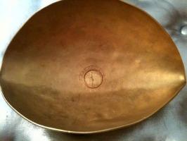 PAT-4071 - Patère à médaillon
or
Patère ouverte, à profil continu, orné au centre d'une monnaie réutilisée. Au revers, anneau de suspension mobile, fixé par une applique brasée.