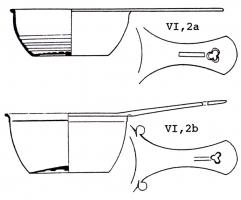PAT-4086 - Patère à extrémité percée d’une ouverture tréflée
bronze
Patère à manche plat, côtés concaves, terminé par une extrémité arrondie et percé d'une ouverture tréflée ; la panse forme une courbe continue terminée au sommet par un bourrelet déversé ; fond plat creusé de filets incisés concentriques ou de moulures plus prononcées.