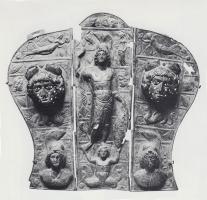 PCH-4001 - Protection de chanfrein
bronze
Protection articulée en trois bandes, un élément central posé sur le chanfrein du cheval et deux protections latérales articulées, avec des coques ajourées sur les yeux.