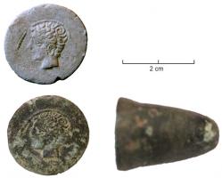 PCM-3001 - Poinçon monétaire gaulois
bronze
Poinçon en bronze coulé, tronconique, portant sur la face circulaire un motif en relief, correspondant selon les cas au droit ou au revers d'une monnaie, mais dans même sens que la monnaie : buste, cheval, cavalier... etc.