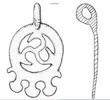 PDH-3001 - Pendant de harnais à charnière
bronze
Pendant de harnais à crochet, constitué d'un disque ajouré, orné d'un motif de triscèle découpé, et de trois pendants plats à la base.