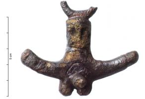 PDH-4029 - Pendant de harnais phallique
bronze
TPQ : 1 - TAQ : 300
Pendant de harnais à anneau coulé, d'un type classique avec ses parties génitales masculines au repos, encadrées d'un côté d'un phallus et de l'autre d'une main faisant le geste de la figue; mais entre l'élément central et l'anneau de suspension apparaissent les traits d'un visage humain.