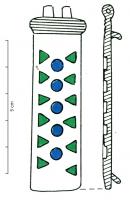 PDH-4069 - Extrémité de lanière
bronze
TPQ : 100 - TAQ : 150
Applique habillant l'extrémité d'une lanière, en simple plaquette rectangulaire, ornée de logettes d'émail (plusieurs arrangements toujours très simples), et deux pointes de fixation au revers. Au sommet, charnière d'articulation sur un autre élément, peut-être en fait un pendant.