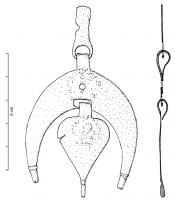 PDH-4089 - Pendant de harnais à crochet
bronze
TPQ : 1 - TAQ : 100
Pendant de harnais à crochet, en forme de lunule plate, les deux pointes inférieures lestées d'un bouton; au centre, surpension pour un pendant associé (foliacé, lest conique à la base), généralement sous un décor circulaire riveté.