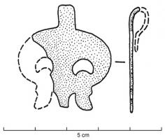 PDH-4094 - Pendant de harnais à crochet
bronze
TPQ : 50 - TAQ : 100
Pendant de harnais à crochet, en forme de feuille trifide, non décorée mais ajourée, dont les extrémités s'évasent en crosse.