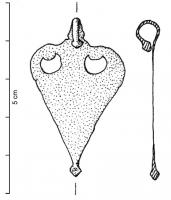 PDH-4108 - Pendant de harnais à crochet
bronze
TPQ : 1 - TAQ : 100
Pendant de harnais à crochet, de forme générale foliacée, avec deux ajours en forme de pelte, corps lisse, effilé vers le bas; lest conique à la base.