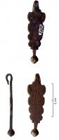 PDH-4132 - Pendant de harnais à crochet
bronze
TPQ : 1 - TAQ : 100
Pendant de harnais à crochet et bord festonnés, évoquant une feuille allongée. Il est terminé par un lest coulé de forme biconique. La face supérieure est ornée d'incisions évoquant les nervures d'une feuille.