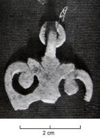 PDH-4139 - Pendant de harnais
bronze
TPQ : 1 - TAQ : 100
Pendant de harnais cordiforme avec bélière de suspension.