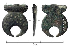 PDH-4182 - Pendant de harnais
bronze
TPQ : 40 - TAQ : 100
Pendant de harnais (?) terminé à la base par une lunule ornée de ponctuations.