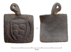 PDH-7008 - Pendant de forme carréebronzeTPQ : 1200 - TAQ : 1500Pendant armorié carré, suspension sommitale.