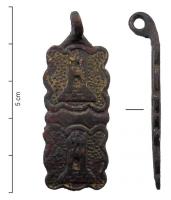 PDH-7023 - Pendant armoriébronze doréTPQ : 1200 - TAQ : 1300Pendant restangulaire allongée, suspension sommitale : d'or à la tour dans un polylobe (répété deux fois dans le sens vertical).