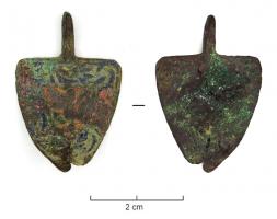 PDH-7050 - Pendant armoriébronzeTPQ : 1200 - TAQ : 1400Pendant en forme d'écu : de gueules au lion rampant, entourés de motifs azur ; suspension perpendiculaire au sommet.