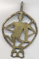 PDH-9026 - Pendantbronze doréTPQ : 1100 - TAQ : 1300Pendant figurative, représentant un joueur de vièle agenouillé, inscrit dans un cercle; les détails sont incisés.