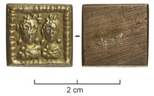 PDM-5035 - Poids quadrangulaire : couple impérial
bronze
Bustes d'un couple impérial, dans un cadre de grènetis (poids en bronze recouvert d'une feuille de laiton au repoussé) ; entre eux, une croix.