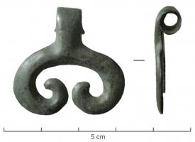 PDQ-1035 - Pendeloque en lunule
bronze
Pendeloque en lunule, formée d'une tige plate au revers, aux extrémités recourbées en crosses, mais ouvertes, et pourvue au sommet d'une suspension enroulée sur elle-même.