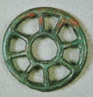 PDQ-2035 - Pendeloque en forme de rouelle
bronze
Rouelle coulée, à décor ajouré, sans anneau de suspension sommital ; variante à 6 ou 8 rayons et vide central.