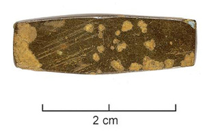 PDS-1001 - Poids en forme de bâtonnet renflé
bronze
Objet massif, en forme de barre de section carrée, légèrement renflée au centre.
