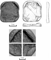 PDS-3005 - Poids grec : 1 mine
plomb
Poids quadrangulaire (parallélépipède aplati), frappé sur une face, légèrement creuse, de quatre poinçons angulaires dont l'un figure un arc dans un carquois.