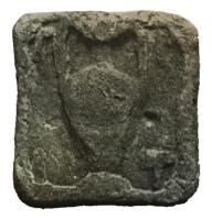PDS-3006 - Poids grec : Athènes, amphore
métal blanc
Poids quadrangulaire (parallélépipède aplati), coulé, une face légèrement creuse marqué d'une amphore ; sur les côtés de certains exemplaires, légende parfois redoublée TPIT, Τριτη(μόριον).
