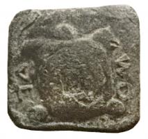 PDS-3007 - Poids grec : Athènes, tortue
plomb
Poids quadrangulaire (parallélépipède aplati), coulé, une face légèrement creuse marqué d'une tortue ; de part et d'autre, lettres (rétrogrades) DE / MO.
