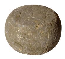 PDS-4451 - Poids sphérique (section) : 3 librae
pierre
Poids en forme de section de sphère avec deux faces planes, parallèles entre elles (parfois des logements pour des coulées de plomb afin d'ajuster la masse) ; sur une face, marque incisée : III (librae).