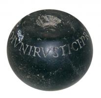 PDS-4495 - Poids en section de sphère : 10 librae
pierre
Poids en pierre, en forme de section de sphère (ou volume plus ou moins biconique) avec deux faces horizontales ; poids de 10 livres romaines (3274 g en théorie).