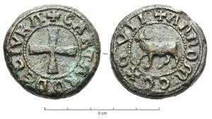 PDS-7002 - Poids de ville : Sauveterre-de-BéarnbronzeTPQ : 1297 - TAQ : 1297Poids cylindrique, moulé, émission de 1297; A/. Croix pattée, autour la valeur [par exemple : + CARTARO DE LIVRA]. R/. Vache passant à gauche, autour : + ANNO : M : CCXCVII.