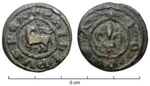 PDS-7009 - Poids de ville : CarcassonnebronzeTPQ : 1271 - TAQ : 1285Poids de ville aux armes de Carcassonne (Aude). Philippe III (1271-1285). Poids monétiformes : 
- demi-livre: + PHILIPVS REX ; Agneau pascal retournant la tête, passant à gauche, portant un guidon chargé d'une croix. R/ + MEIA LIVRA DE CARCASONA autour d'une fleur de lis.
- Carteron: + PHILIPVS REX ; Agneau pascal passant à gauche. R/ I CARTO DE CARCASONA ; fleur de lis.
- Once: + PHILIPVS REX ; Agneau pascal passant à gauche. R/ I · ONSA ; fleur de lis.
- Demi-once: + PHILIPVS REX ; Agneau pascal passant à gauche. R/ MIEIA ONSA ; fleur de lis.