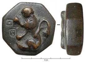 PDS-9110 - Poids de ville : ArlesbronzeTPQ : 1671 - TAQ : 1800Série octogonale. Avers : Lion assis à gauche, regardant de face, la patte dextre levée, la queue passant entre les pattes arrières. Revers : lisse.
