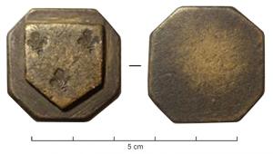 PDS-9222 - Poids de ville : Lézignan (Aude)bronzeTPQ : 1200 - TAQ : 1789Poids quadrangulaire aux angles abattus, plateau surélevé en forme d'écu frappé de trois fleurs de lis.