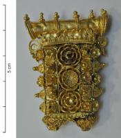 PDT-3001 - Pendant
or
Pendant en forme rectangulaire, suspendu à un tube ; il se compose de bandes verticales coupées de cinq éléments carrés, eux-mêmes formés de feuilles disposées en pyramides. Décor filigranné.