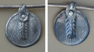 PDT-3004 - Pendant monétiforme
argent
Pendeloque circulaire, équipée d'une suspension rapportée sous la forme d'une bande repliée et rivetée; monnaie de Métaponte, en Lucanie : épi de blé entouré de la légende rétrograde  ME / TA(ponton).