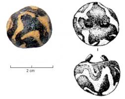 PDT-3006 - Pendeloque sphérique
verre
Pendeloque en verre coloré et décor ondé, ou de filets aléatoires, convergeant vers les pôles, de couleur jaune opaque. Boucle métallique pour la suspension.