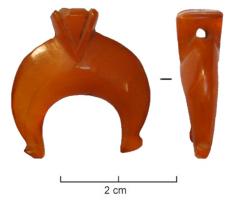 PDT-4020 - Pendentif en forme de lunule
cornaline
Pendentif en forme de lunule, généralement inscrit dans un cercle avec une découpe dans la partie inférieure; suspension rubannée ou marquée d'encoches en V.