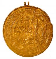 PDT-5001 - Pendentif
or
Médaillon mince et plat, dans une bordure perlée, avec une suspension articulée; décor fréquemment organisé sur trois registres superposés (scènes de la vie du Christ, miracles, legendes inscrites; vie de Marie; Adoration des Mages...) ; entourage de grecques.