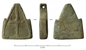 PDT-6002 - Pendentif en forme de chapelle
stéatite
Pendentif plat, en forme de façade, haute toiture à deux rampants, deux ergots sur le côté; marqué d'une simple croix; perforation transversale au sommet.