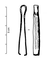 PEP-2002 - Pince à épiler à décor incisé
bronze
Pince constituée d'une bande de bronze pliée en son milieu, légèrement rétréci, pour former un ressort en demi-cercle outrepassé; les branches sont rectilignes et leurs extrémités sont pliées vers l'intérieur. Décor incisé des branches.