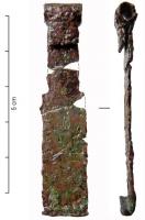 PEP-3002 - Pince à épiler
bronze
TPQ : -500 - TAQ : -250
Pince à épiler dont les branches s'élargissent vers la base, avec un décrochement à mi-longueur; les extrémités sont repliées en angle droit pour faciliter une prise large et précise. Le sommet est arrondi pour former un ressort tubulaire.